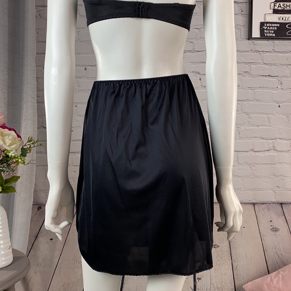 Vanity Fair Black Slip Size: Medium - Picture 4 of 16